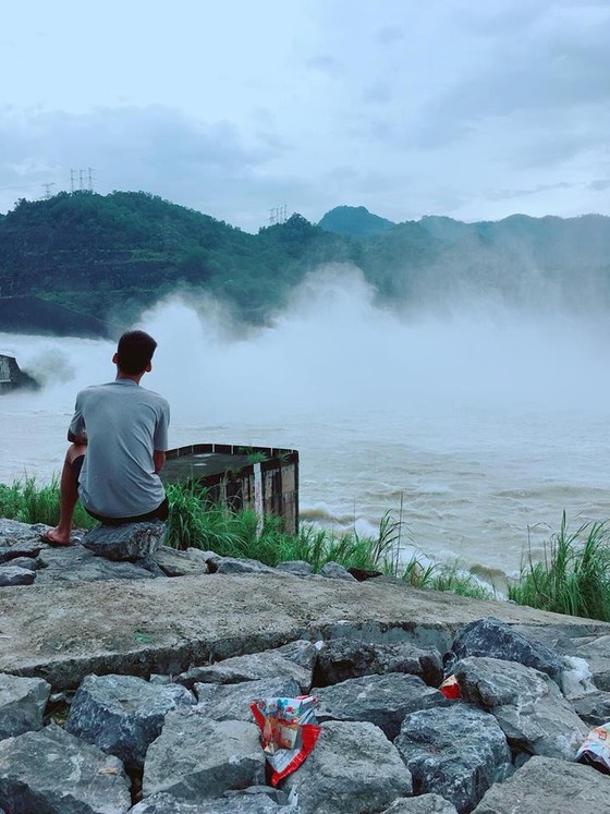 Bộ trưởng Nguyễn Xuân Cường đề nghị cấm “chụp ảnh tự sướng” khi xả lũ ảnh 4