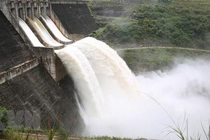 Thủy điện đang thi công dung tích 13 triệu m3 bị kẹt cửa van, phải dời dân khẩn cấp ảnh 1