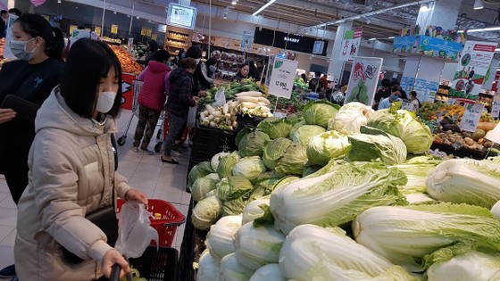 Các siêu thị vẫn ăm ắp hàng, không hề khan thiếu ảnh 2