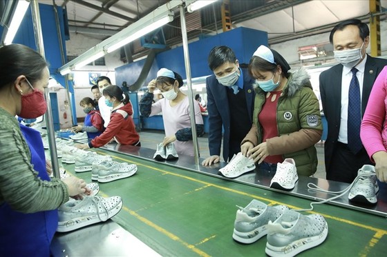 Đề nghị doanh nghiệp mua khẩu trang cho người lao động ảnh 1