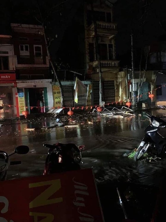 Mưa đá ném xuống như bi, trời rất xấu ở miền Bắc ảnh 1