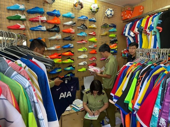 Shop hàng hiệu mang danh giày dép, quần áo Adidas nhưng là đồ giả ảnh 1