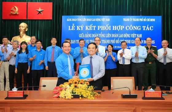 Cán bộ công đoàn trích lương ủng hộ người lao động ảnh 2