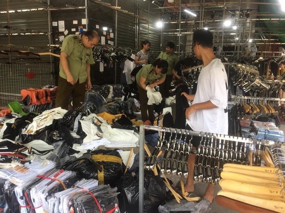 Phát hiện lô hàng lậu hơn 1.800 sản phẩm tại kho Công ty cổ phần dịch vụ hàng hóa Nội Bài ảnh 1