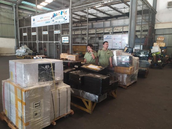 Phát hiện lô hàng lậu hơn 1.800 sản phẩm tại kho Công ty cổ phần dịch vụ hàng hóa Nội Bài ảnh 6