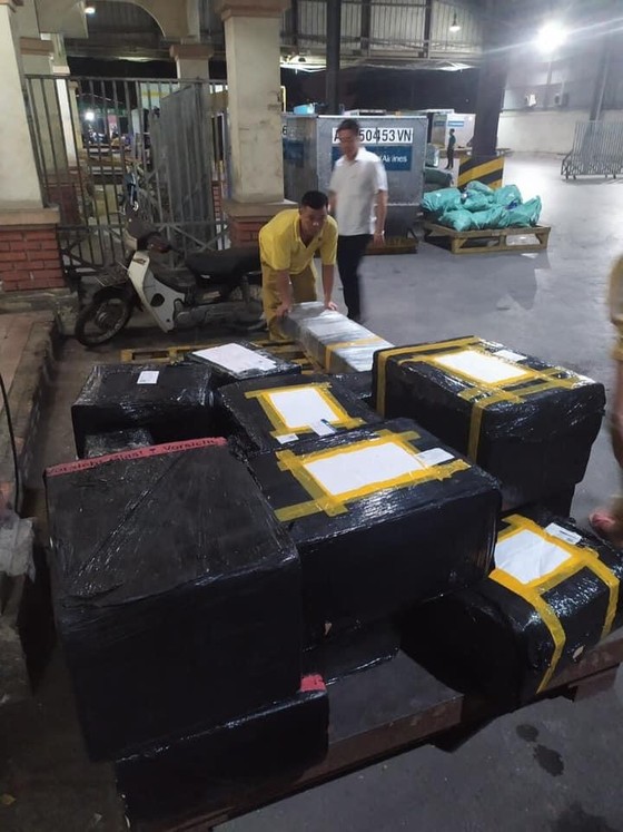 Phát hiện lô hàng lậu hơn 1.800 sản phẩm tại kho Công ty cổ phần dịch vụ hàng hóa Nội Bài ảnh 5