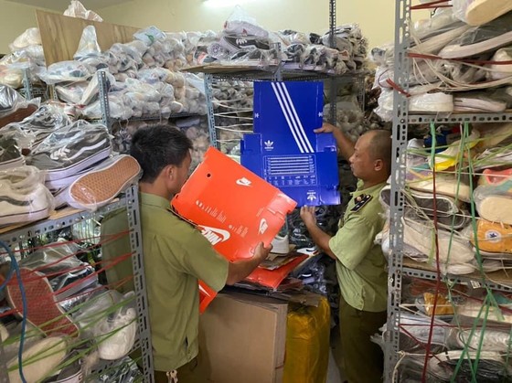 Tạm giữ hơn 5 ngàn sản phẩm có dấu hiệu giả nhãn hiệu Adidas, Nike ảnh 1