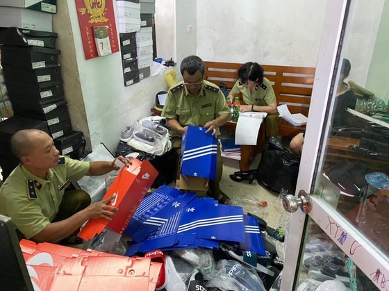Tạm giữ hơn 5 ngàn sản phẩm có dấu hiệu giả nhãn hiệu Adidas, Nike ảnh 2