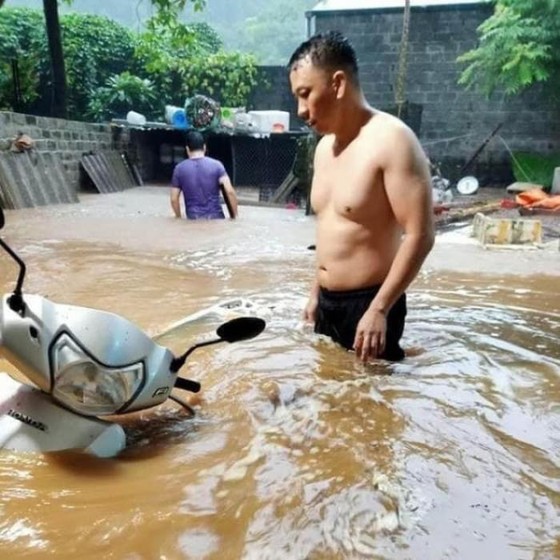 Mưa to, lũ ống làm 2 người bị vùi lấp, 1 nhà máy điện tê liệt ảnh 2