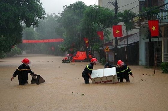 Mưa to, lũ ống làm 2 người bị vùi lấp, 1 nhà máy điện tê liệt ảnh 4