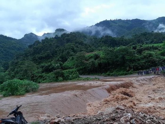 Mưa to, lũ ống làm 2 người bị vùi lấp, 1 nhà máy điện tê liệt ảnh 5