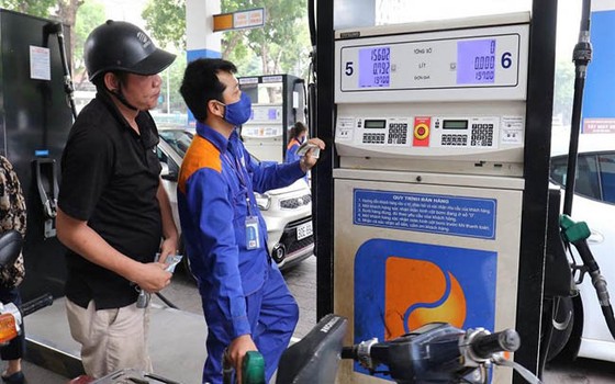 Giá xăng RON95 giảm nhẹ, giá xăng E5RON92 giữ nguyên ảnh 1