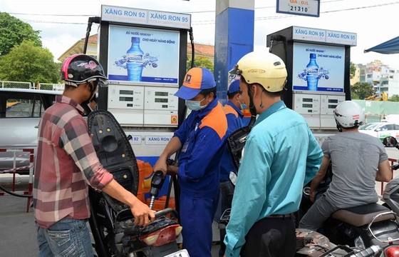 Xăng RON 95 tăng lên 15.114 đồng/lít, xăng RON 92 giữ nguyên giá ảnh 1