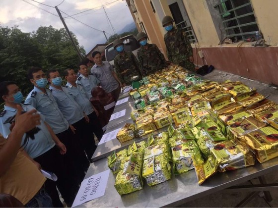 Thu giữ 11 pho tượng gỗ chứa hơn 237kg ma túy ảnh 1