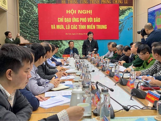 Cần thiết thì điều động máy bay trực thăng cứu trợ bà con miền Trung ảnh 1
