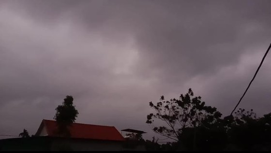 Cơn bão số 10 xuất hiện ảnh 3