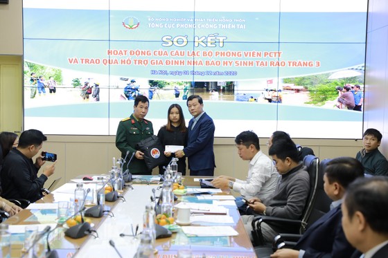 Trao 50 triệu đồng cho con gái nhà báo đã hy sinh trong vụ sạt lở ở thủy điện Rào Trăng ảnh 1