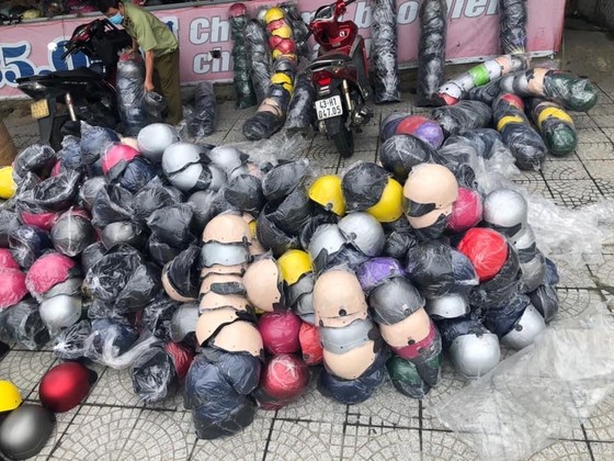 Bắt gần 1.000 nón bảo hiểm và mỹ phẩm 'mượn thương hiệu' ảnh 2