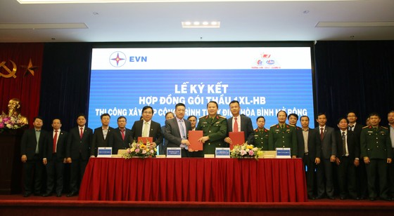 Ký kết gói thầu thi công Nhà máy Thuỷ điện Hoà Bình mở rộng ảnh 1