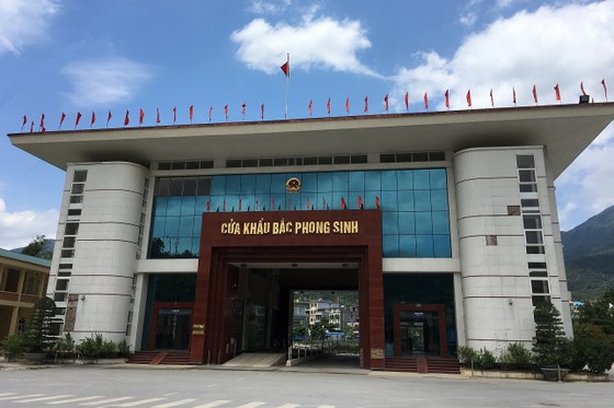 6 lãnh đạo và cán bộ hải quan ở cửa khẩu Bắc Phong Sinh bị tạm đình chỉ ảnh 1