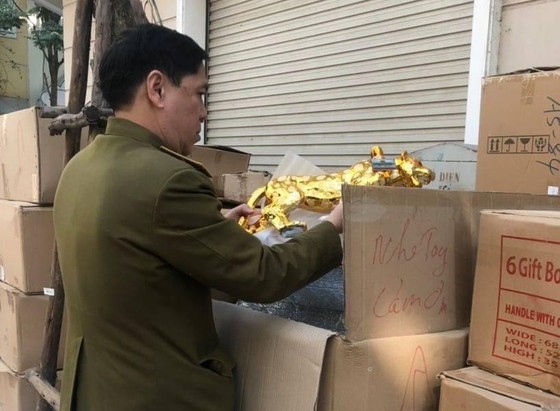 Tóm gọn ổ rượu lậu hình trâu “mác ngoại” ảnh 2