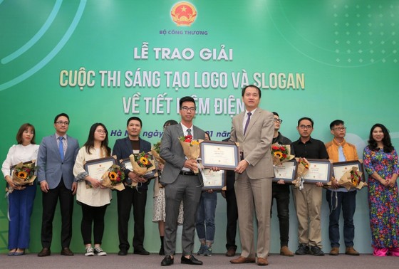 Trao giải nhất cho tác giả thiết kế logo tiết kiệm điện ảnh 1