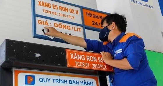 Xăng 95 tăng vượt 18.000 đồng/lít ảnh 1