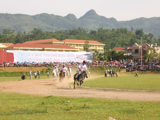 Khăn, váy, áo của người phụ nữ Mông Hoa được công nhận là Di sản văn hóa phi vật thể ảnh 3