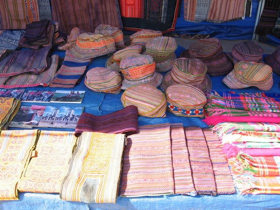 Khăn, váy, áo của người phụ nữ Mông Hoa được công nhận là Di sản văn hóa phi vật thể ảnh 2