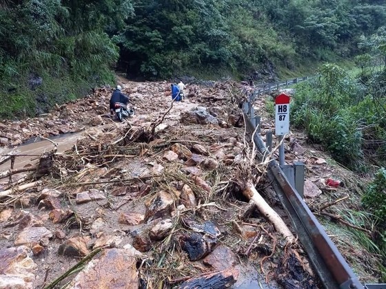 Mưa như trút, đèo Ô Quy Hồ sạt lở nghiêm trọng ảnh 1