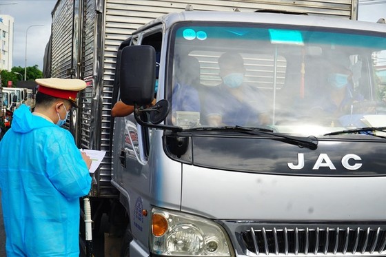 Bộ Công thương đề nghị ưu tiên vaccine cho lái xe liên tỉnh, lao động logistics ảnh 1