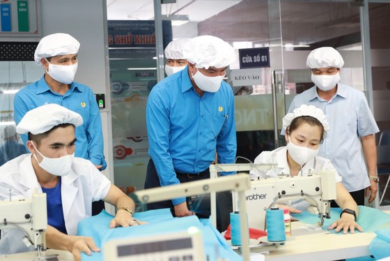 Gần 900.000 lao động '3 tại chỗ' sẽ được hỗ trợ thêm tiền bữa ăn ảnh 2