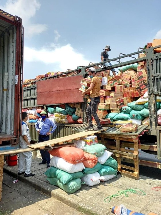 105 tấn rau củ trên chuyến tàu chạy xuyên đêm từ Hà Nội vào TPHCM tặng người dân ảnh 2