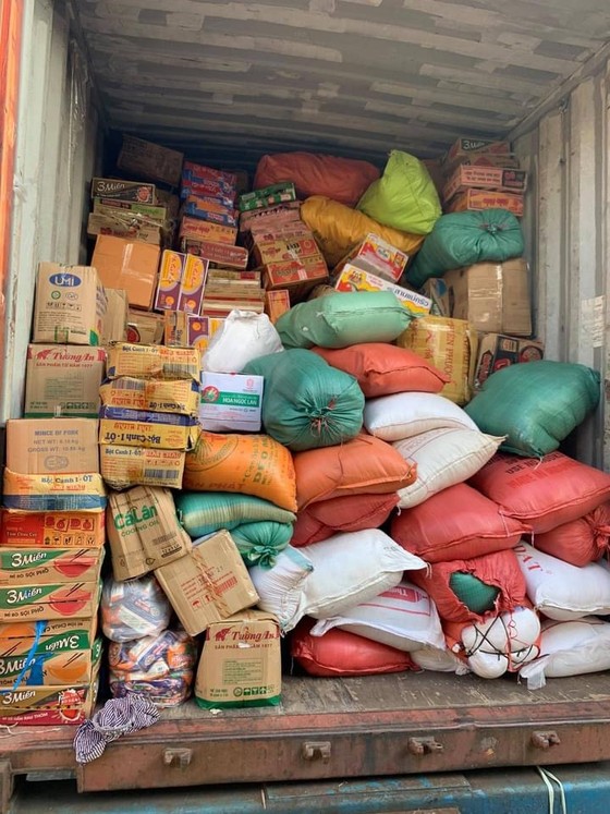 105 tấn rau củ trên chuyến tàu chạy xuyên đêm từ Hà Nội vào TPHCM tặng người dân ảnh 3