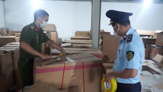 Đột kích kho đồ chơi trung thu "khủng" nghi có vi phạm ở Nam Định ảnh 1