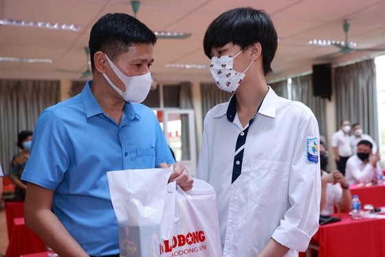 200.000 tài khoản trị giá 100 tỷ đồng hưởng ứng Chương trình 'Sóng và máy tính cho em' ảnh 1