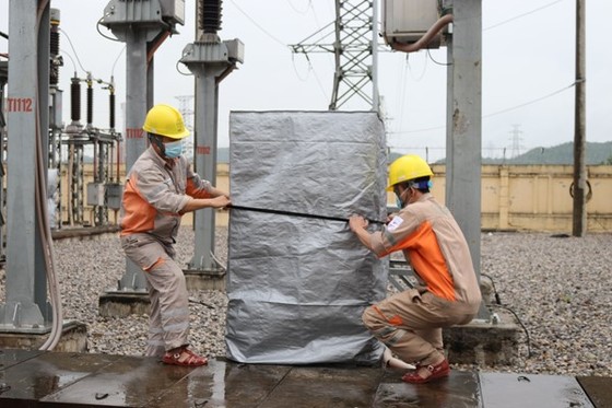Bão lũ nhưng thủy điện vẫn 'khát nước' ảnh 1