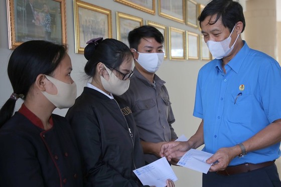 Thành lập 12 đoàn kiểm tra việc hỗ trợ gạo và tiền cho người lao động khó khăn ảnh 2