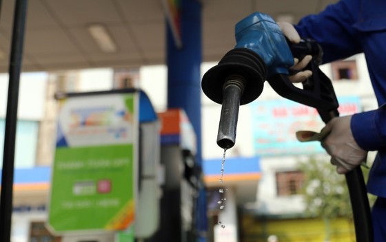 Chiều nay 25-11, xăng dầu đồng loạt giảm giá ảnh 1