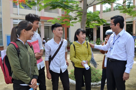 Thứ trưởng Bộ GD- ĐT Nguyễn Văn Phúc thị sát nhiều điểm thi tại TPHCM, Long An, Tiền Giang ảnh 1