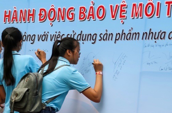 Gần 1.000 sinh viên hưởng ứng chương trình nói không với ly, ống hút nhựa ảnh 2