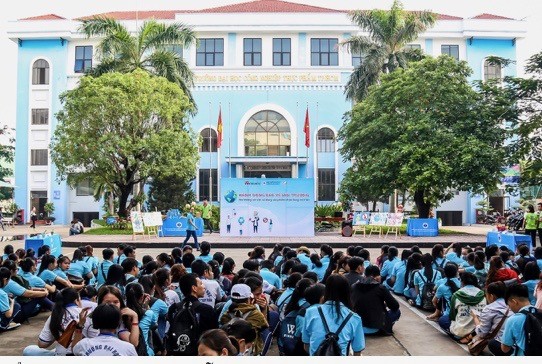 Gần 1.000 sinh viên hưởng ứng chương trình nói không với ly, ống hút nhựa ảnh 1