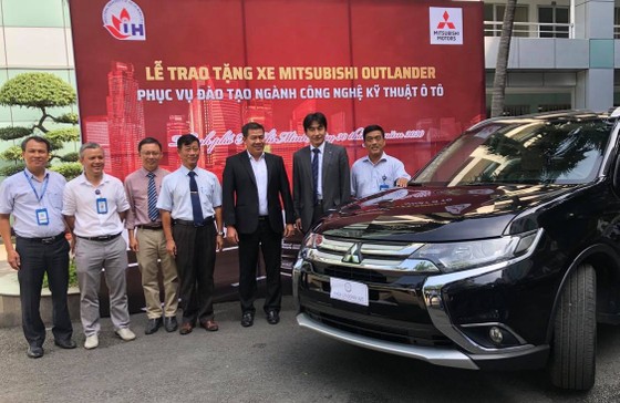 Tặng xe ô tô mới phục vụ đào tạo cho sinh viên ảnh 1