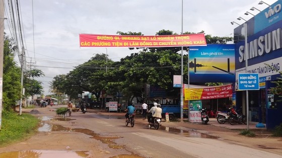 Bất chấp lệnh cấm, nhiều tài xế vẫn liều mình qua Quốc lộ 28B bị sạt lở ảnh 2