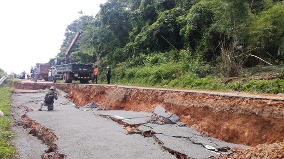 Bất chấp lệnh cấm, nhiều tài xế vẫn liều mình qua Quốc lộ 28B bị sạt lở ảnh 1