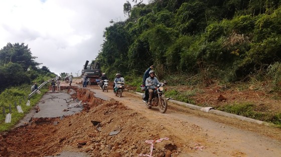 Bất chấp lệnh cấm, nhiều tài xế vẫn liều mình qua Quốc lộ 28B bị sạt lở ảnh 3