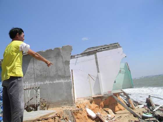 Biển xâm thực đánh sập 11 căn nhà ở TP Phan Thiết ảnh 2