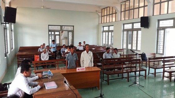 Giữ nguyên bản án sơ thẩm vụ hai nông dân bị truy tố tội nhận hối lộ ảnh 2