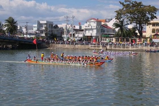 Tưng bừng hội đua thuyền truyền thống xứ biển Phan Thiết ảnh 2