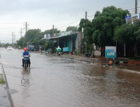 Bức xúc vì cứ mưa là đường biến thành… sông ảnh 2